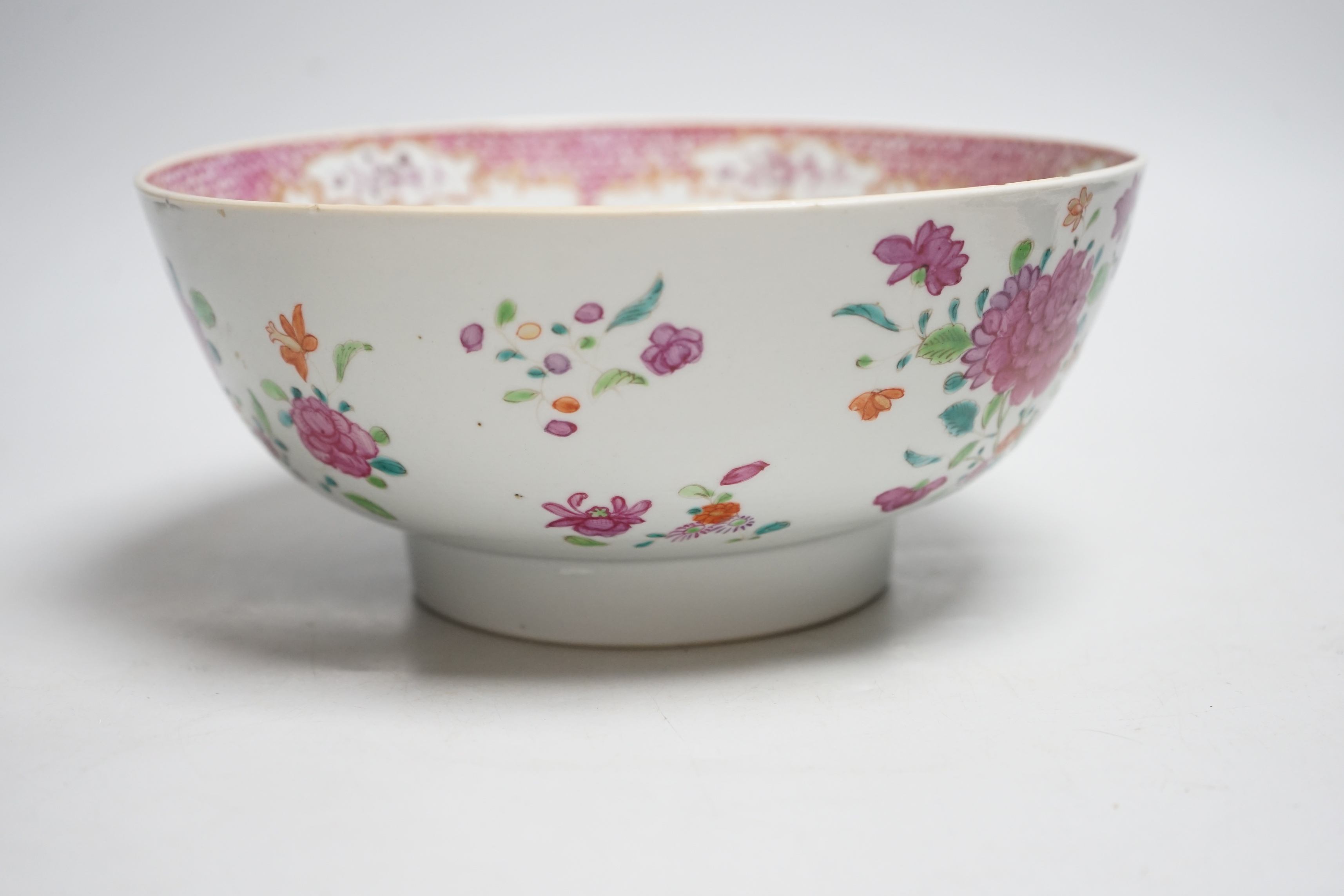 A Chinese famille rose bowl, Qianlong period, 23cm wide